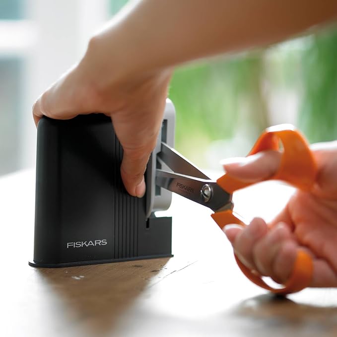 Fiskars Clip-Sharp Scissors Sharpener, Total Length: 4 cm, plastic, 1000812